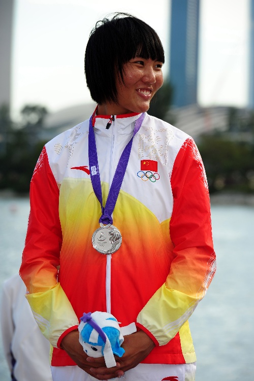 乐鱼体育视频-埃及跳水选手获得亚军，登上领奖台